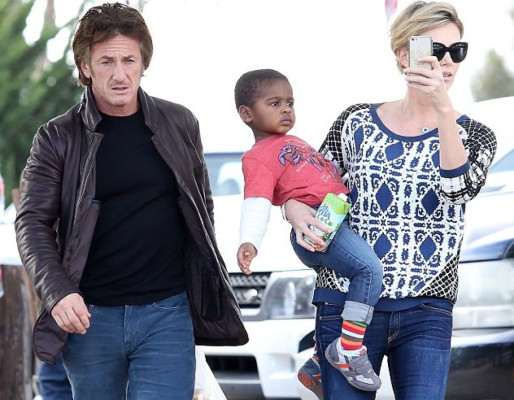 Charlize se come a besos a Sean Penn