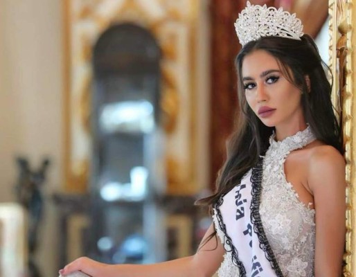 Le quitan corona a Miss Líbano por posar con Miss Israel