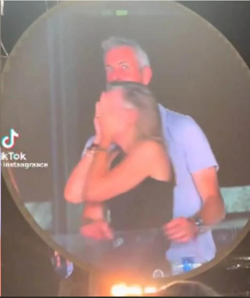 Escándalo corporativo: CEO y jefa de recursos humanos pillados en concierto de Coldplay