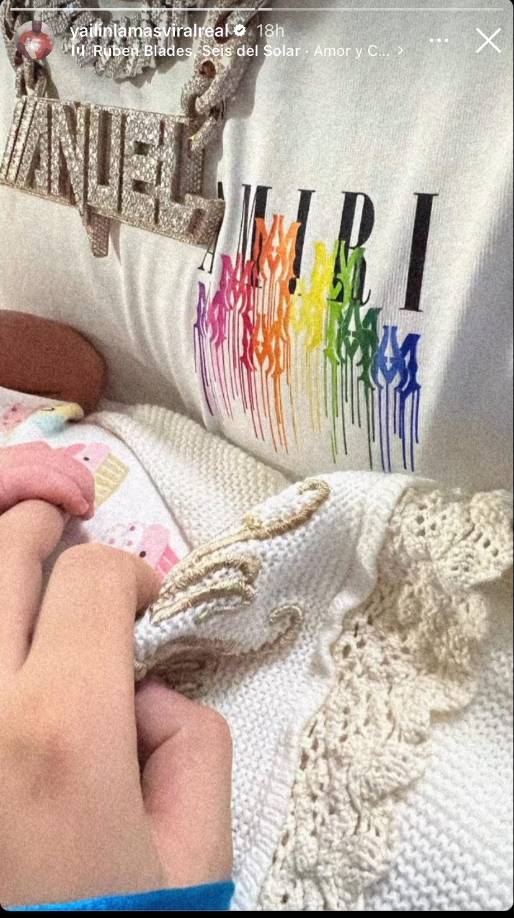 Poco después, publicó una otra imagen donde se aprecian cobijas de bebé. Se ve su mano y parte de la manita de su nenita. De hecho, acaba de abrir un apartado titulado “Mi mundo” que está dedicado a su bebita, donde tiene la instantánea mencionada y otra con la mano completa de la nena.