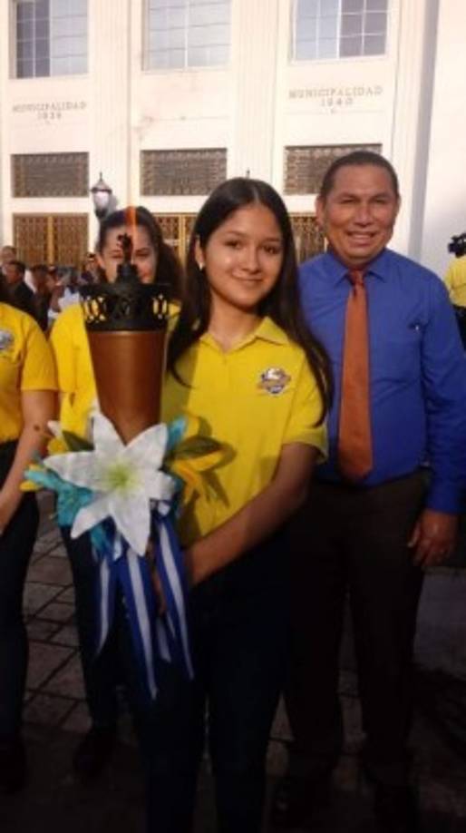 La alumna Melanie Mencias, de la institución Eagles Christian School, fue la encargada de encender la antorcha para dar inicio oficial a las actividades conmemorativas.<br/><br/>