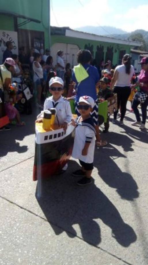 Samuel Padilla y mi sobrino Abner Reyez en el desfile de las vegas santa bárbara - Escuela Frannklin Delano Roosevelt.