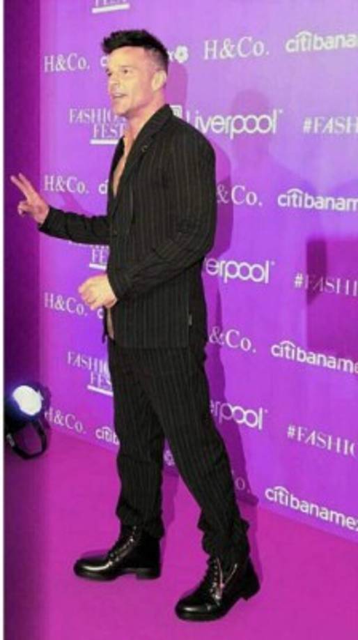 Ricky dio un repaso por los éxitos de su carrera y desató los gritos de sus fans con 'Shake Your Bon- Bon', 'María', 'La Copa de la Vida', y cerró con 'La Mordidita'.