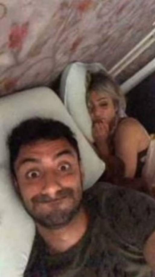 Las investigaciones señalan que Daniel Correa, de 24 años, 'habría sido sorprendido en la cama' con la mujer de Edison Brittes, que en cólera le habría propinado una paliza en el local antes de introducirlo en el maletero de un coche para llevarlo hasta el lugar donde fue culminado el crimen.