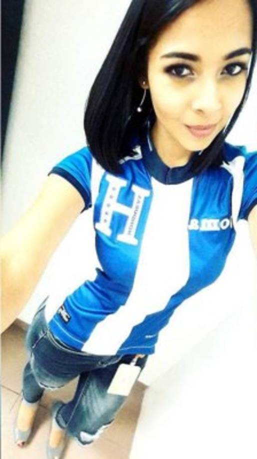 Esta bella aficionada Jenny Martínez mostró su belleza con la camisa de la Selección de Honduras.