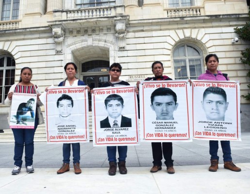 Padres de los 43 estudiantes normalistas inician huelga de hambre