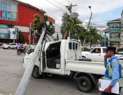 VIDEO: Volqueta se lleva tendido eléctrico en Jardines del Valle; un conductor salió herido