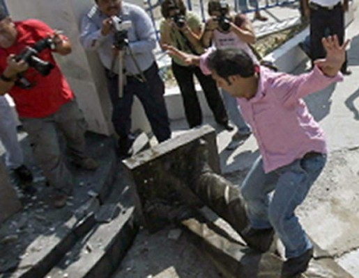 Derriban estatua de ex presidente Fox el día antes a su inauguración