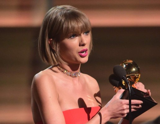 Taylor Swift lanza indirecta a Kanye West en los Grammy