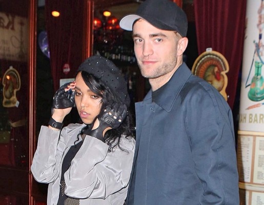 FKA twigs soporta el acoso por Pattinson