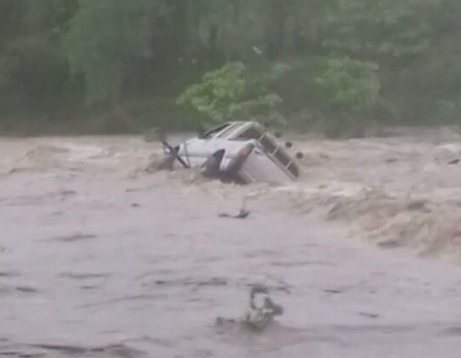 Familia es arrastrada por río con todo y vehículo en Trujillo