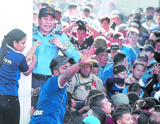 'Se me salen las lágrimas al recordar': El héroe en medio de la tragedia