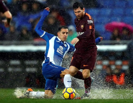 GRAF4909. BARCELONA, 04/02/2018.- El delantero argentino del FC Barcelona Lionel Messi (d) y el centrocampista del Espanyol Sergi Darder durante el partido de la vigésimo segunda jornada de Liga que disputan en el RCDE Stadium. EFE/Alberto Estévez