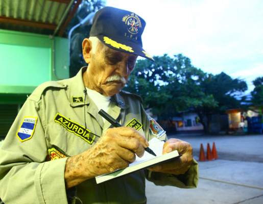Ricardo Azurdia, un bombero de 92 kilates