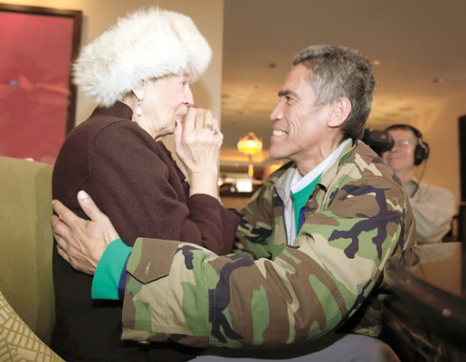 Le llueven ofertas al mendigo de oro