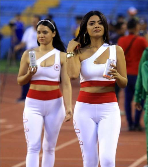 Dos bellas edecanes que robaron miradas en la pista del estadio Olímpico Metropolitano.
