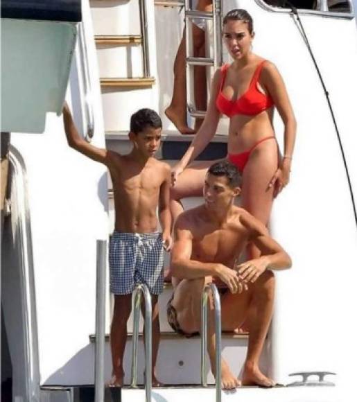 La modelo y el futbolista estuvieron acompañados del pequeño Cristiano Ronaldo Jr.
