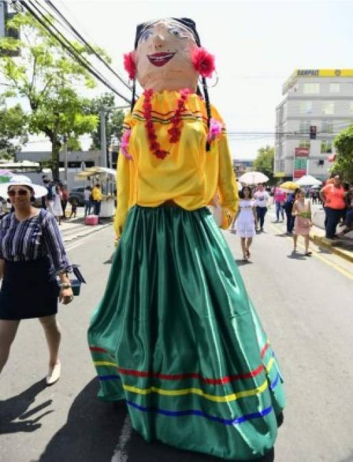 Una muñeca gigante adornó el desfile.