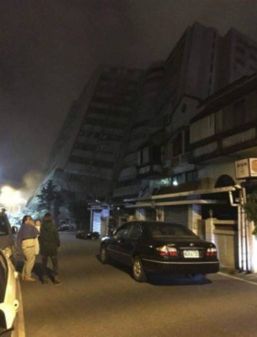 Las autoridades de Taiwán informan de personas atrapadas y daños en edificios e infraestructuras a causa del terremoto que desencadenó el pánico entre los habitantes.
