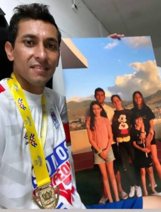 Cristian Maidana con su medalla de campeón. El argentino lleva recuerdos de su familia.