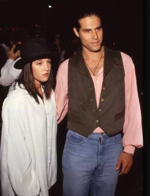 El 3 de octubre de 1988, la hija de Elvis Presley caminó al altar por primera vez y selló su amor con el músico Danny Keough. 