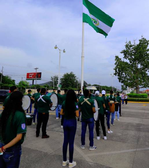 La enorme bandera UTH fue izada en el parqueo.