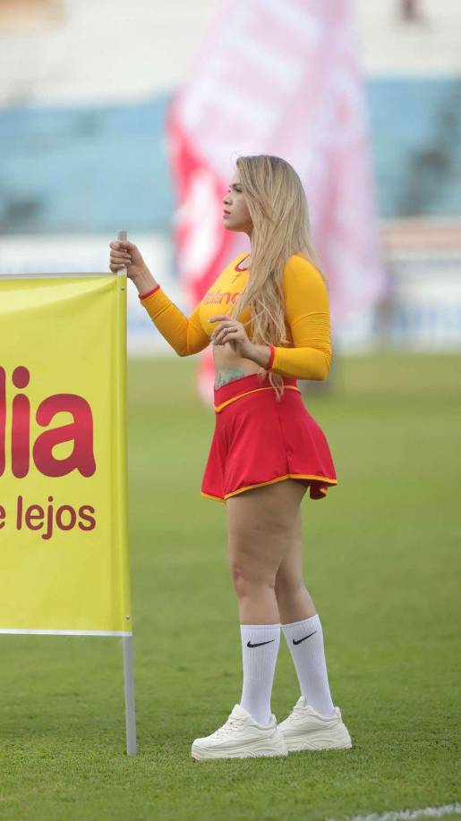 Las bellas chicas no faltaron en San Pedro Sula y enamoraron a los presentes en el estadio.