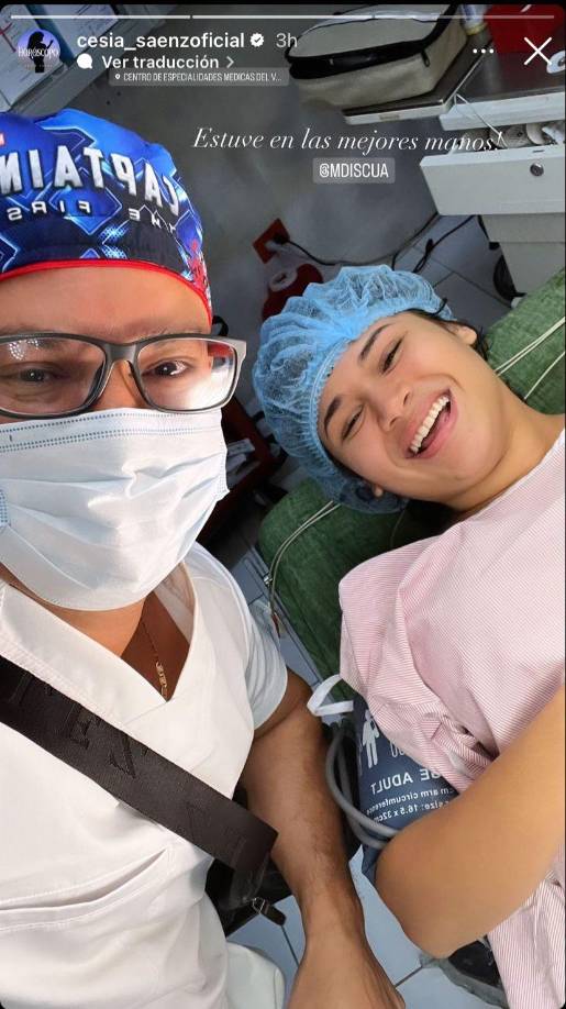 Asimismo una fotografía con un doctor en la que lo etiqueta. 