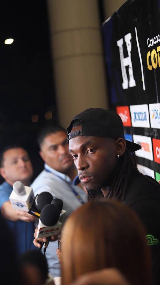 A su llegada, Alberth Elis también atendió a los medios de comunicación.