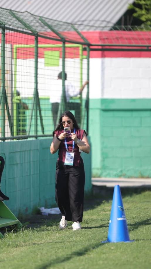Las bellas periodistas se hicieron presentes en el Yankel para el clásico entre Marathón vs Motagua.
