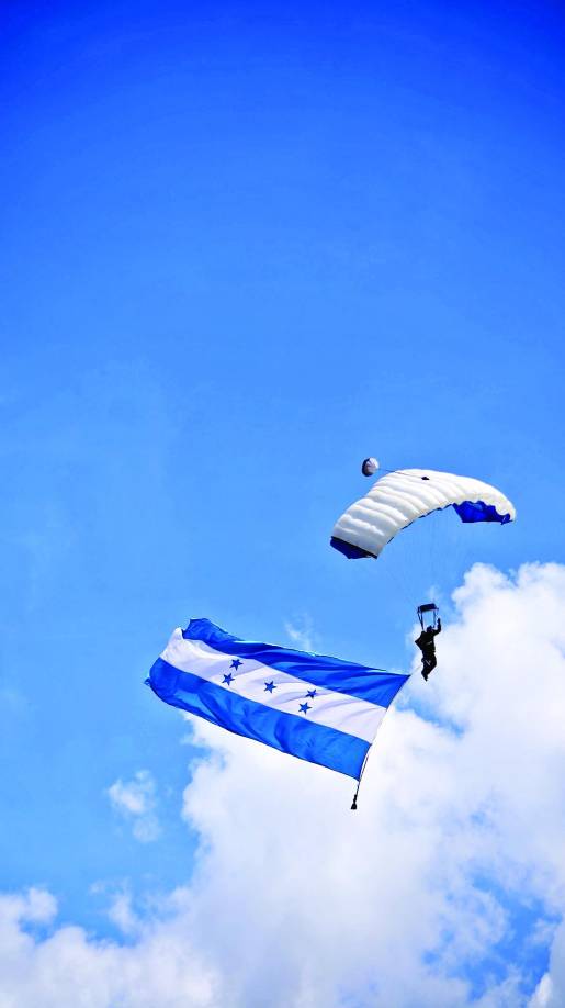 El show de paracaidistas de las Fuerzas Armadas siempre es la atracción de los desfiles del 15 de septiembre. Esta vez una mujer y 15 hombres cautivaron a los cientos de hondureños que llegaron al estadio Nacional. 