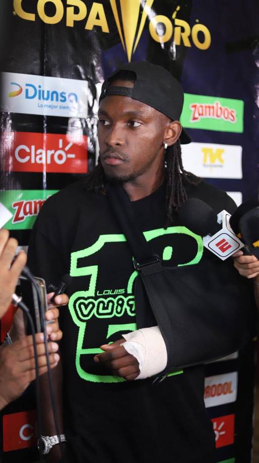 El delantero catracho comentó que la operación fue algo “dolorosa”, pero que ya se sentía “mucho mejor”.