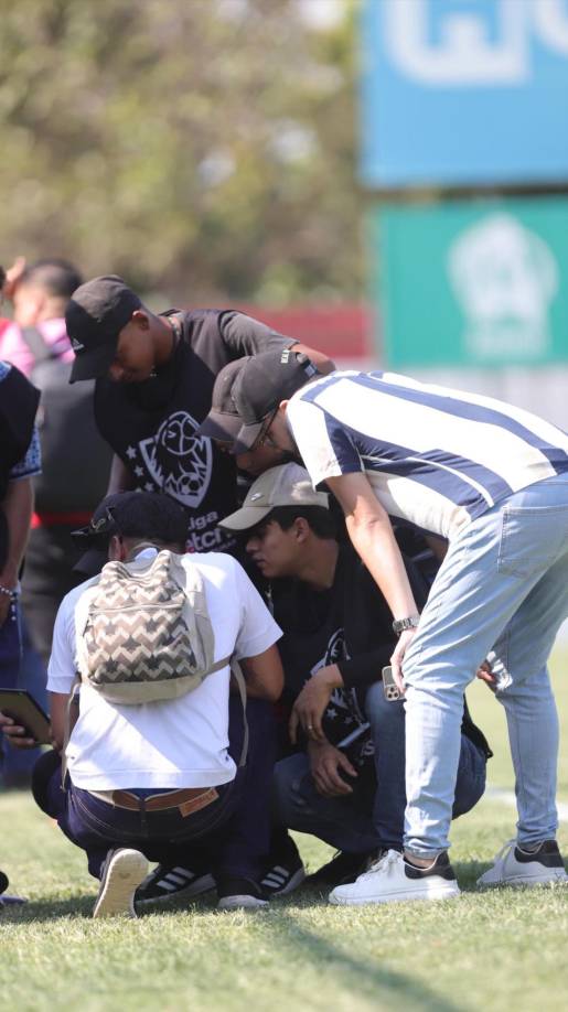Los periodistas y staff del encuentro viendo todo el partido de la Champions.