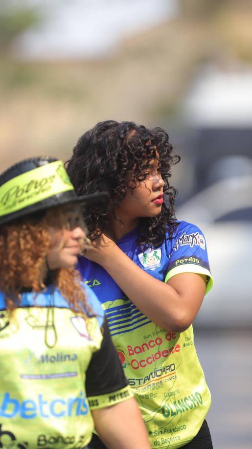 Las jóvenes engalanaron en la previa del repechaje entre Olancho FC y Génesis. 