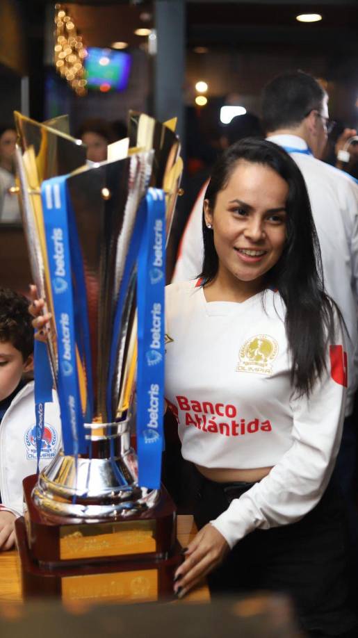 Las aficionadas de Olimpia que se encontraban en el lugar no perdieron la oportunidad para posar con la copa.