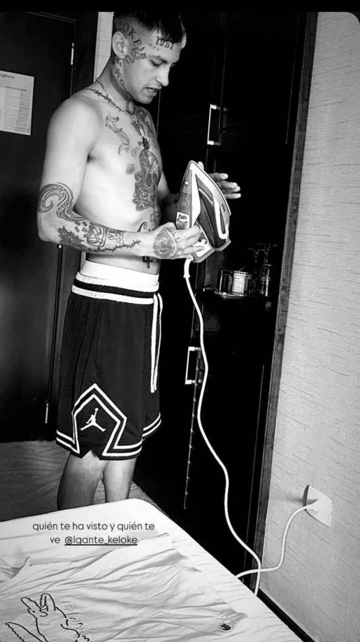 Wanda Nara publicó una íntima foto dentro de la habitación del hotel, donde el músico sostiene una plancha conectada al interruptor. “Quién te ha visto y quién te ve”, dijo la influencer en tono irónico, aunque la imagen mostraba todo el torso desnudo y tatuado de su novio.