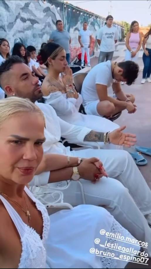 En medio de una oración, Niurka dejó ver lo íntimo de la ceremonia yoruba, religión que profesa públicamente la polémica actriz cubana. 