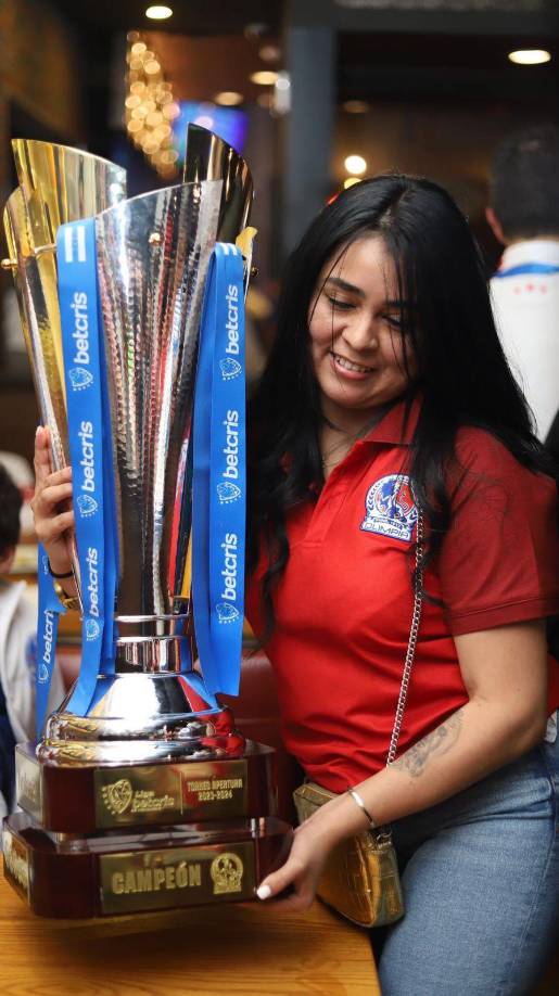 Las imágenes de los festejos de los fanáticos del Olimpia con la Copa tras la final ganada ante Motagua en el Estadio Nacional. 