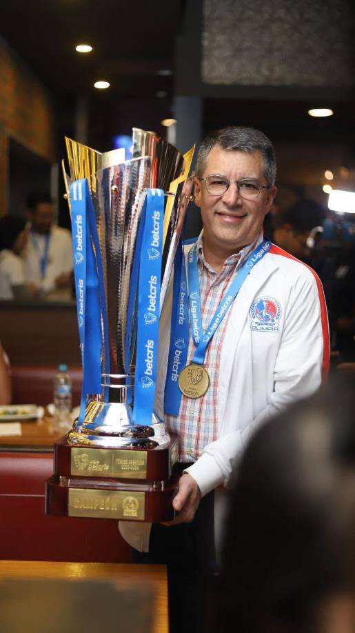 Asimismo, Rafa Villeda no dudó en posar junto a la Copa número 37 del Olimpia. Los Albos derribaron las ilusiones de Motagua al lograr la remontada sobre el final del juego (2-1).