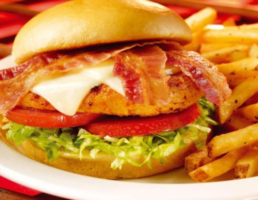 Hamburguesa de pollo con tocino