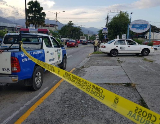 Pasajero mata a un 'coyote' dentro de taxi en San Pedro Sula