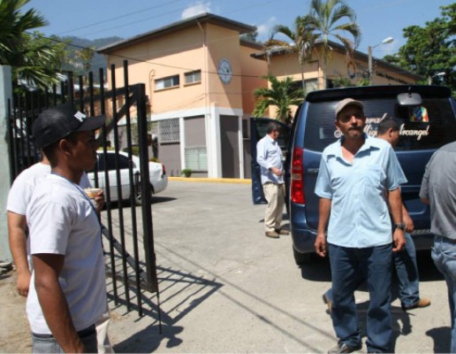 Guardia ultima a cliente de farmacia tras discusión