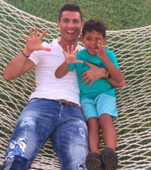 ¿Quién es la mamá del pequeño? Es una cuestión que no está clara. Cristiano Ronaldo siempre evitó hablar sobre el tema. Todo indica que la madre tuvo un romance con CR7 cuando el portugués estaba en Manchester United.