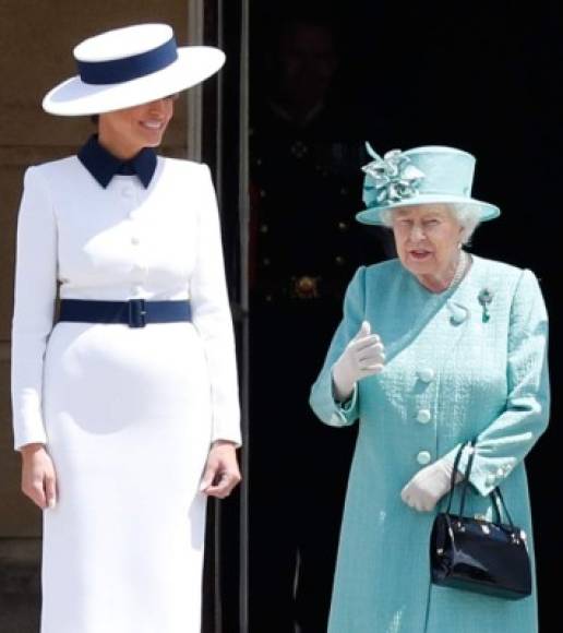 Britain's Queen Elizabeth II (R) talks with US First Lady Melania Trump (L) during a welcome ceremony at Buckingham Palace in central London on June 3, 2019, on the first day of the US president and First Lady's three-day State Visit to the UK. - Britain rolled out the red carpet for US President Donald Trump on June 3 as he arrived in Britain for a state visit already overshadowed by his outspoken remarks on Brexit. (Photo by Adrian DENNIS / AFP)