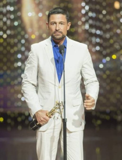 Fernando Colunga recibió el premio al Mejor Villano por su participación en “Pasión y Poder”.