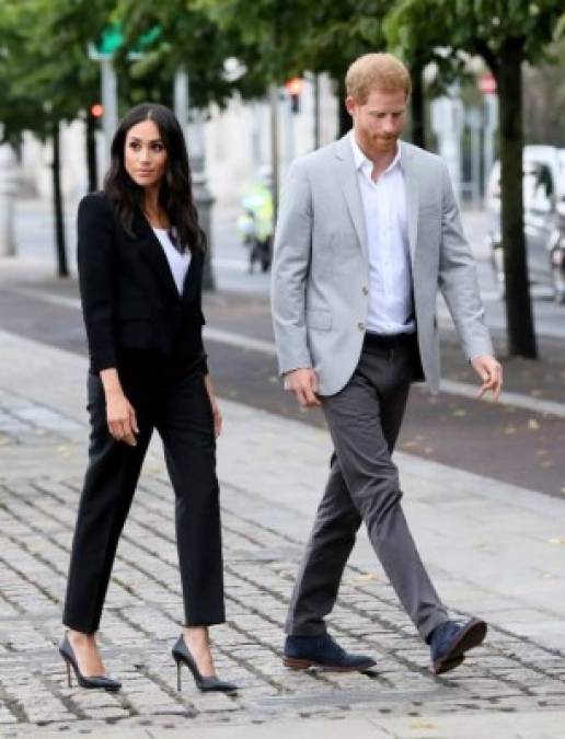 #4: Traje de pantalón Givenchy<br/><br/>Más tarde ese mismo día Meghan cambió su vestido por un traje de chaqueta y pantalón hecho a la medida.