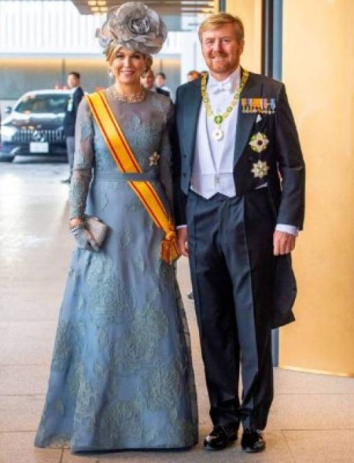 Durante la ceremonia de día los reyes Guillermo y Maxima de Holanda, para la ocasión la reina originaria de Argentina lució un Maison Natan en azul opaco con un tocado llamativo de una flor en el mismo tono.