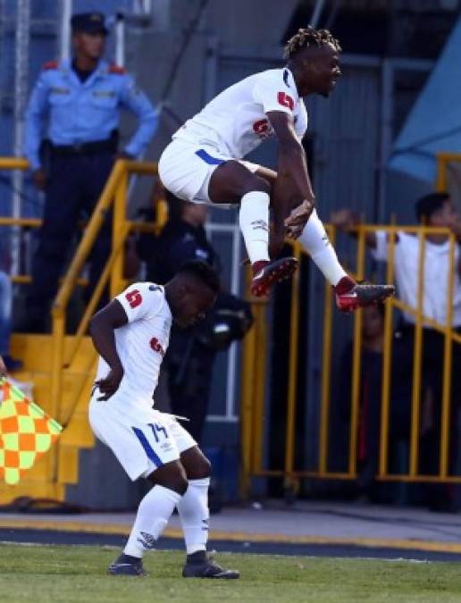 El tremendo salto de Kevin Álvarez sobre Júnior Lacayo después del segundo gol del Olimpia.