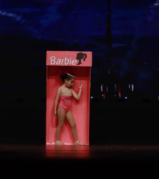 Alondra Aguilar de la academia “Dance With Me Art” bailó la canción “Barbie girl”