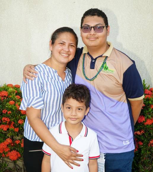 Kelly Palacios, André Reyes y Kenneth Reyes